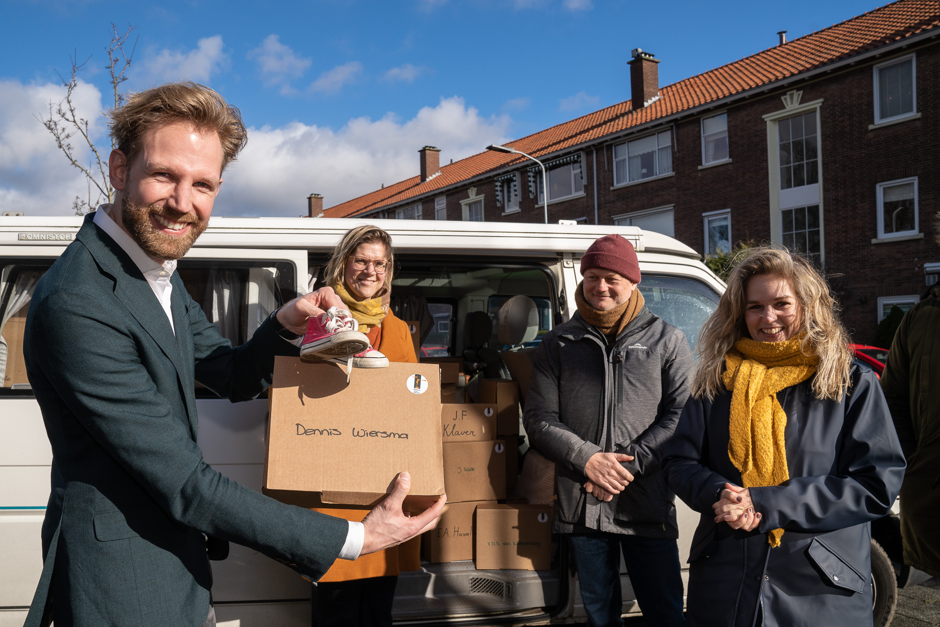 Minister van Onderwijs ontvangt gebruikte kinderschoenen van Ministerie van de Toekomst